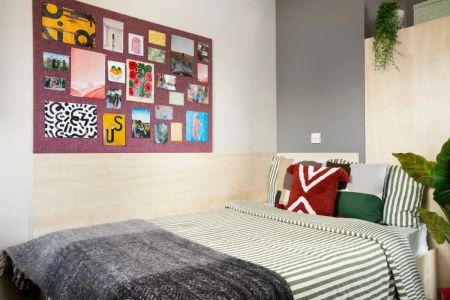 Extra Large High Double Ensuite: Two Bed Flat - Photo 2