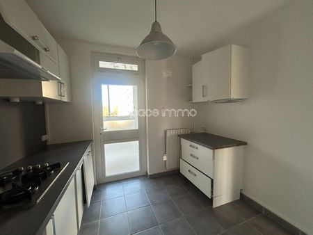 Location Appartement 4 pièces 67m² MONT ST AIGNAN 76130 - Photo 2