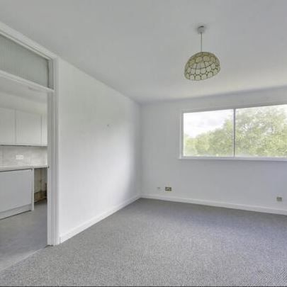 Parkgate Road, LONDON - Photo 1