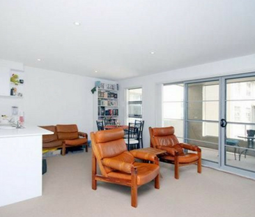 Stylish 1-Bedroom Apartment - Photo 3