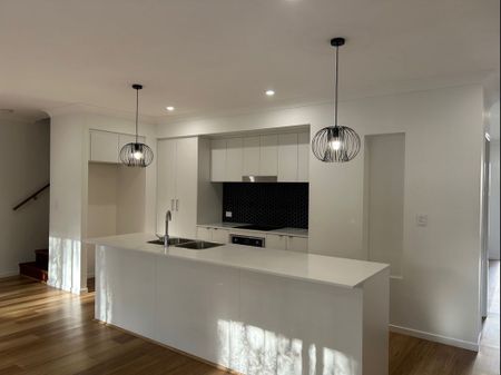 Family Home with Sparkling Pool - Photo 5