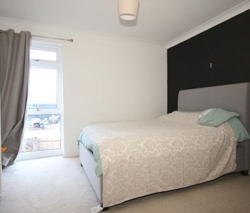 Knaphill, Woking - Photo 2