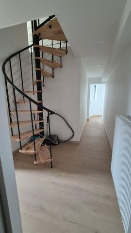Location / Duplex - Photo 3