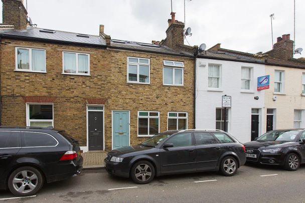 3 bedroom house in Wandsworth - Photo 1