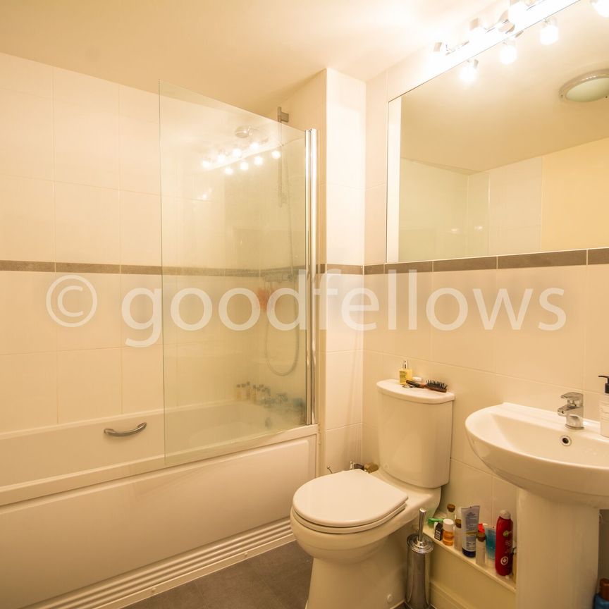 Schoolgate Drive, Morden, SM4 - Photo 1