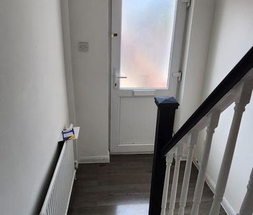 4 bedroom semi-detached house to rent - Photo 2