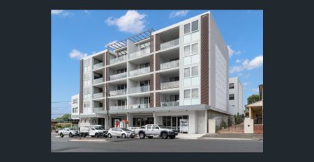 Luxurious Top Floor Apartment in Highly Sought After Location - Photo 4