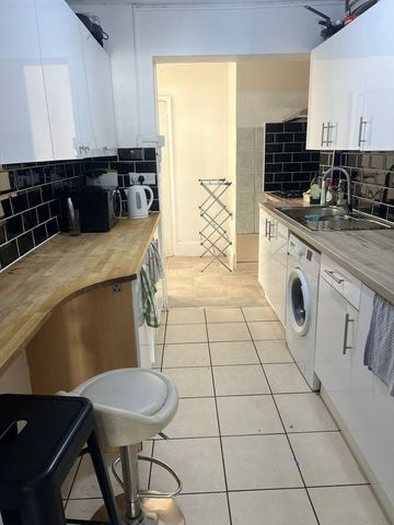 Room in a Shared House, Crest Road, NW2 - Photo 2