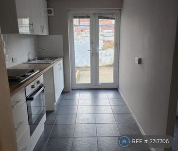 2 bedroom end of terrace house to rent - Photo 3