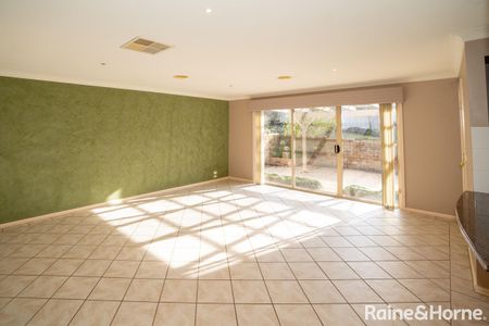 Family-friendly home in an ideal location - Photo 3