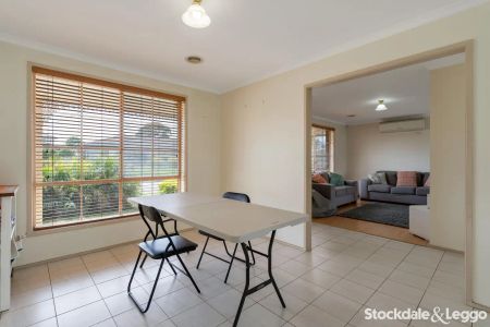 “Neat & Comfortable Family Home in a Great Craigieburn Location!” - Photo 5