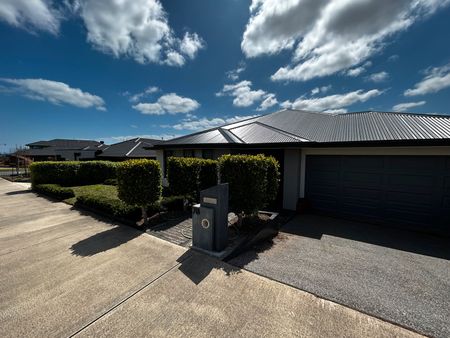 Amazing 4/5 Bedroom Home In Great Location - Photo 4