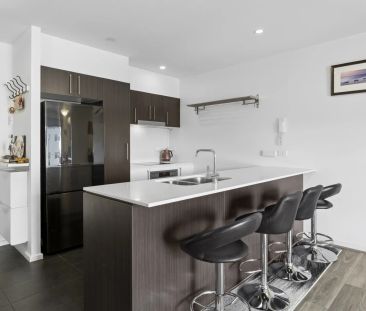 Spacious Apartment with Sweeping Views - Photo 5