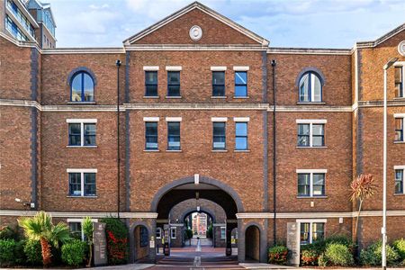 A recently refurbished large studio apartment. - Photo 5