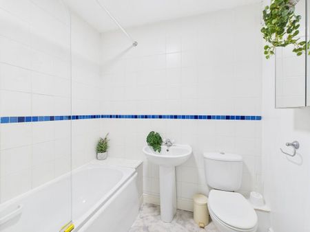 4 bedroom semi-detached house to rent - Photo 5