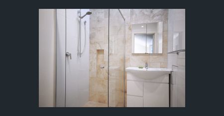 Tastefully designed 1 bedroom apartment with off-street parking - Photo 3