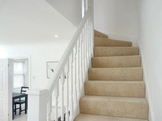 2 bedroom mews to rent - Photo 1