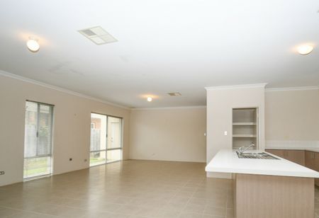 Spacious 4x2 Family Home - Prime Location! - Photo 4