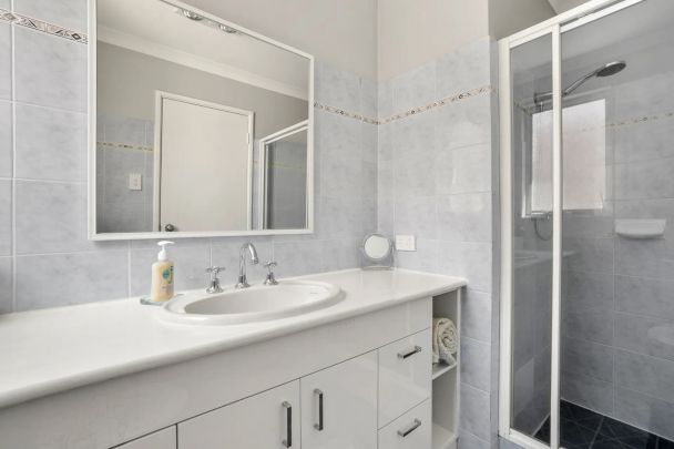 Modern, low-maintenance villa just minutes from the coast. - Photo 1