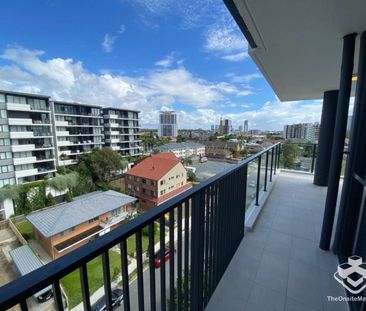 BOUTIQUE RESORT STYLE RESIDENCE ON CHEVRON ISLAND - Photo 4