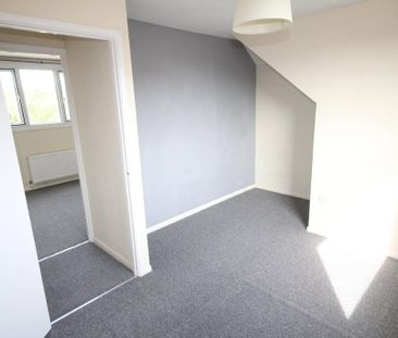 3 bedroom semi-detached bungalow to rent - Photo 2