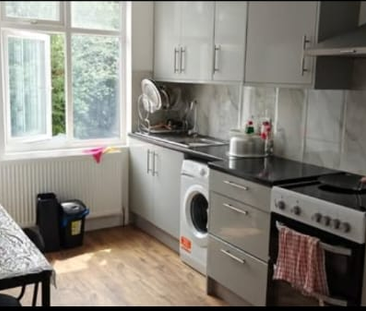 1 bedroom in a flat share to rent - Photo 4