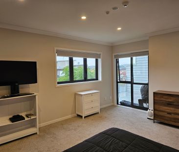 One Bedroom and a Carpark, Stancombe Road - Photo 6