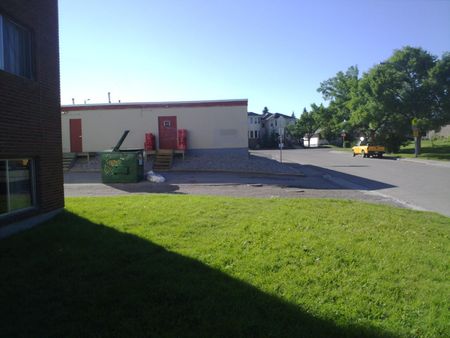 2 Bedrooms,large apartment! Amazing Location! Close to U of C! - Photo 4