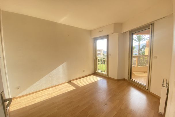 Appartement type 3 pièces loué vide avec garage et cave dans - Photo 1