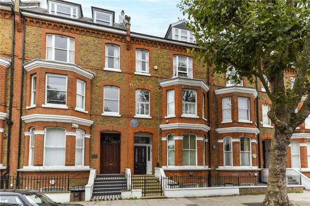 SHORT LET - A stunning two double bedroom apartment with views over the private communal gardens on Warrington Crescent. - Photo 2