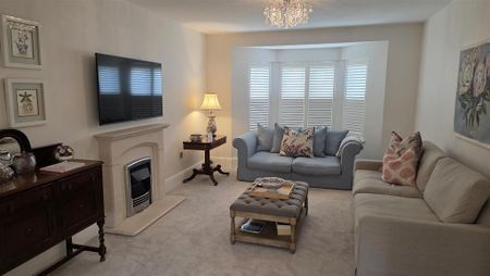 4 bedroom detached house to rent - Photo 2