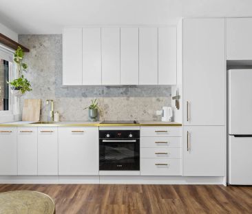 Renovated two bedroom in prime location - Photo 4