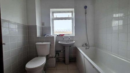 St Bernards Road, London, E6 - Photo 3