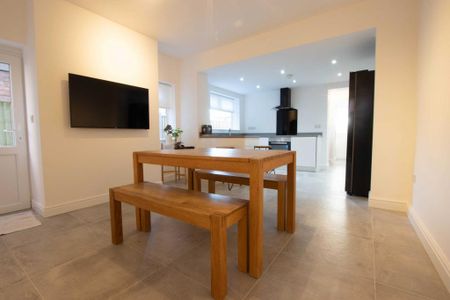 3 bedroom semi-detached house to rent - Photo 3