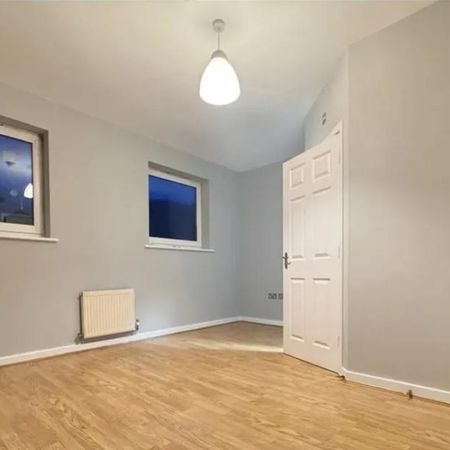 4 bedroom semi-detached house to rent - Photo 4