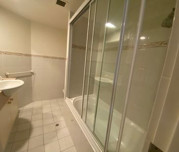 APARTMENT LIFESTYLE JUST A SHORT STROLL TO THE BROADWATER - Photo 5