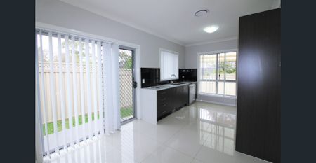 Modern 3 Bedroom Townhouse - Walking Distance from Train Station, Bus Stops, Supermarket and Schools! - Photo 5