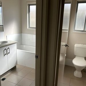 3 bedroom home in popular Estate - Photo 2