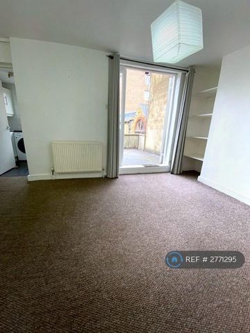 4 bedroom flat to rent - Photo 4