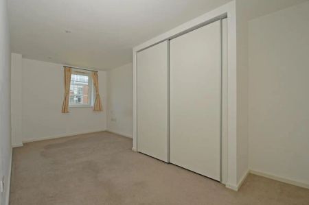 2 bedroom flat in Islington - Photo 2