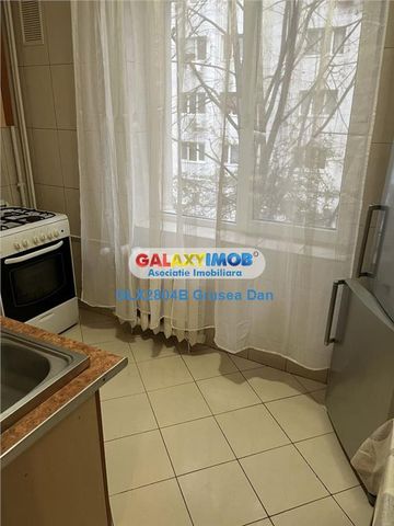 1dec1918 | garsoniera 40mp | 1980 | cada balcon | metrou - Fotografie 2