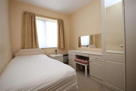 Carisbrooke High Street, Newport, PO30 - Photo 3