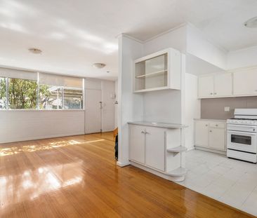 TWO BEDROOM IN GREAT LOCATION NEAR ELSTERNWICK PARK. - Photo 1