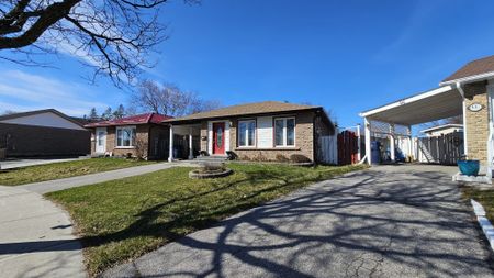 For Lease - 44 Loradeen Crescent Unit# Main, Toronto, Ontario - Photo 2