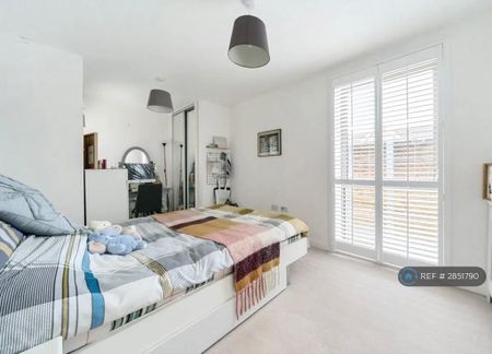1 bedroom in a flat share to rent - Photo 2