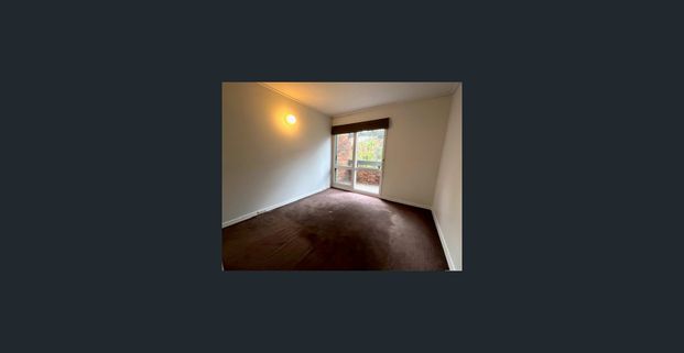 TRANQUIL CARLTON RETREAT, SECURE AND SPACIOUS - Photo 1