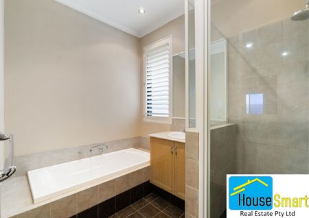 4 Bedroom HOUSE! - Photo 3