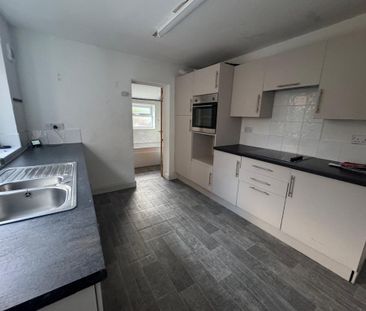 3 bedroom end of terrace house to rent - Photo 6