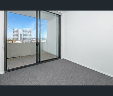 Stunning Apartment offering Comfort, Convenience & Views - Photo 5