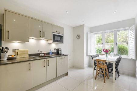 4 bedroom semi-detached house to rent - Photo 4